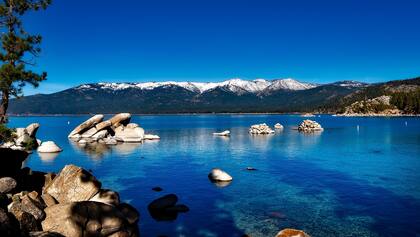 Lake Tahoe se ubica en la frontera de California y Nevada