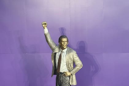 Lakers develan estatua de Pat Riley, el genio del banquillo en la era Showtime de los 80