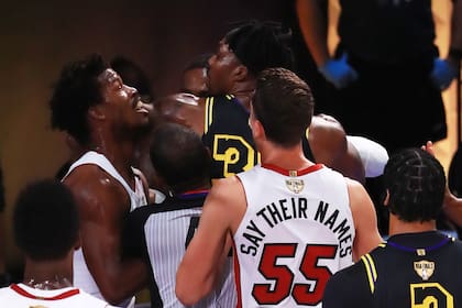 El entrevero entre Jimmy Butler y Dwight Howard, causado por el alero de Miami, pudo terminar peor para quien resultó la máxima figura del triunfo de Heat.