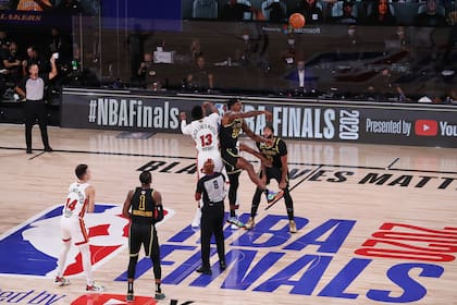 Habrá por lo menos una escena más como ésta en la final de la NBA: con el 111-108 del viernes, Miami se garantizó disputar este domingo el punto de la serie con Lakers, que está delante por 3-2.