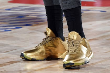 Anthony Davis usó zapatillas doradas, a tono con uno de los colores de Los Angeles Lakers.