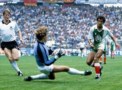Lakhdar Belloumi marcó frente a Harald Schumacher uno de los goles con los que Argelia le ganó a Alemania en 1982; después de ese partido, austríacos y almenanes protagonizaron uno de los mayores escándalos de la historia de la Copa del Mundo