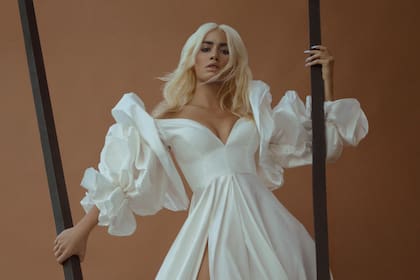 Lali estrena sorpresivamente su cuarto disco, Libra, en medio del rodaje en Madrid de Sky rojo, la nueva serie del creador de La casa de papel que la tiene como protagonista