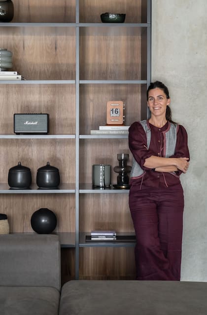 Lalá Bussoli, a cargo del diseño de interiores de esta casa, también se dedica a la creación de mobiliario.