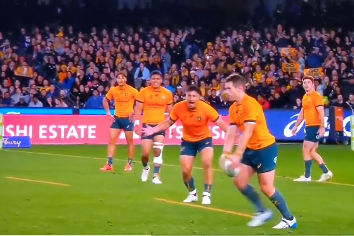 Lalakai Foketi le implora a Bernard Foley que patee el penal, pero el árbitro lo penalizará por hacer tiempo a los australianos; faltaba un minuto y ganaban por tres puntos