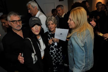 Lali aprovechó para conversar con sus colegas, Cristina Banegas y Cecilia Roth, luego de la función