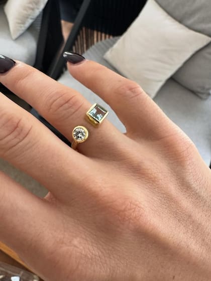 Lali dejó al descubierto los detalles de su anillo de compromiso