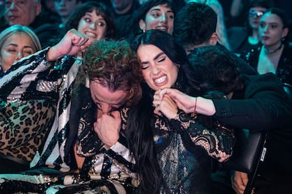 Lali Espósito se abraza con Mauro Di Tommaso. "Mi productor, mi amigo, mi alma gemela", lo describió