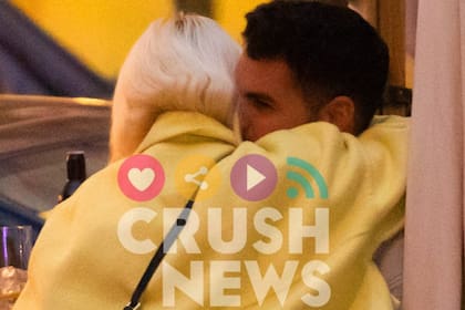 Lali Espósito estuvo en un bar de Madrid con el director español David Victori