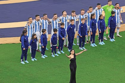 Lali Espósito fue la voz del Himno Nacional. La convocaron a cantar el día previo a la final y tuvo que salir de urgencia a comprar un vestido en un shopping de Doha, junto a Marley, con quien luego vio el partido desde la platea.