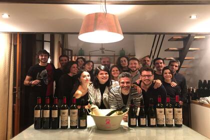 Lali Espósito, Leonardo Sbaraglia y otros integrantes del elenco y de la producción de la película Acusada participaron recientemente en uno de los encuentros con personajes de la cultura que organiza la sommelier en su casa-bodega de Recoleta