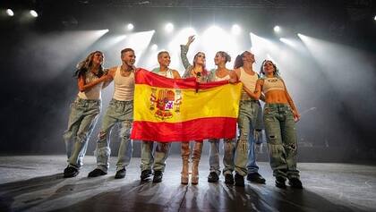 Lali Espósito luciendo la bandera de España tras su conciero en Madrid