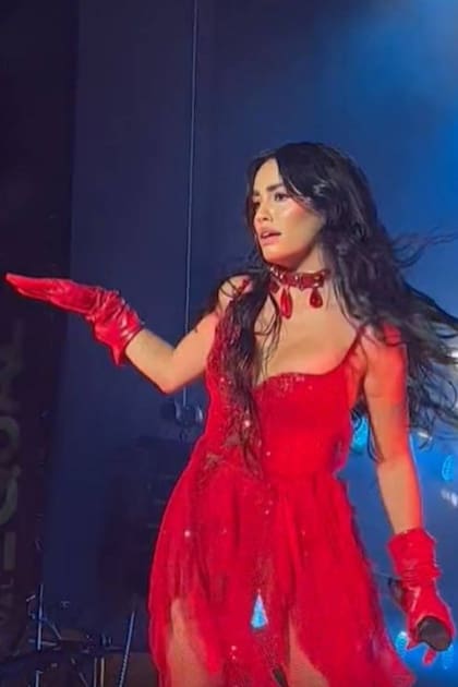 Lali Espósito reaccionó con gestos de asombro ante el corte del sonido, pero pronto salió adelante cantando "Obsesión" con su público