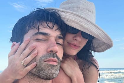 Lali Espósito y Pedro Rosemblat confirmaron su compromiso en redes