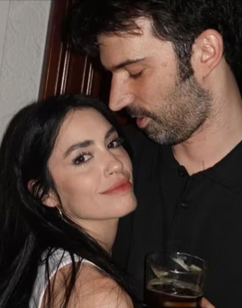 Lali Espósito y Pedro Rosemblat se preparan para dar el sí después de casi tres años de relación. Del flechazo inesperado a la convivencia, las declaraciones de amor y los preparativos de la boda