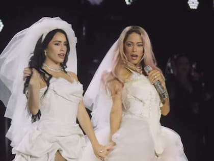Lali invitó a Tini a participar de su tercer River con una presentación inspirada en la que protagonizaron Madonna, Britney Spears y Christina Aguilera en los MTV Music Awards de 2003