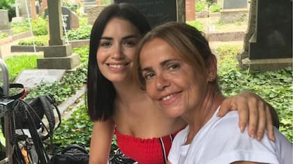 Lali junto a su mamá