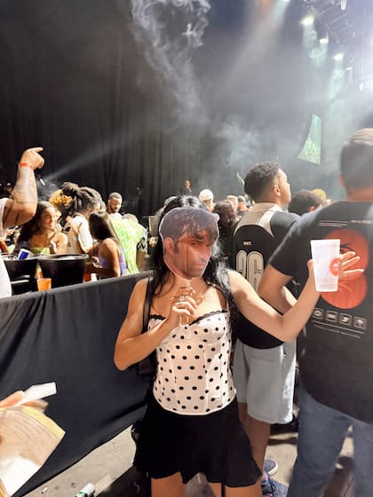 Lali posó con una máscara con la cara de Pedro Rosemblat