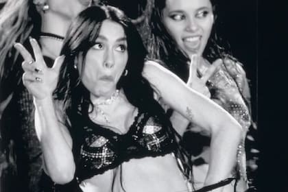 Lali realizó el gesto de los tres dedos en alusión al escándalo de presuntas coimas en la Andis