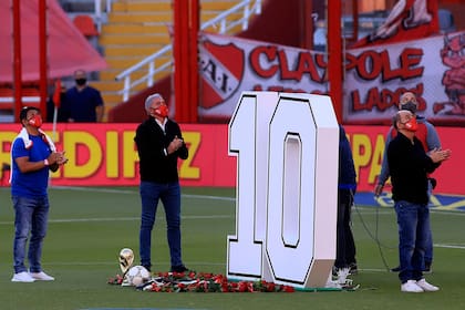 Lalo Maradona, Burruchaga y Bochini, durante el emotivo homenaje de Independiente a Maradona