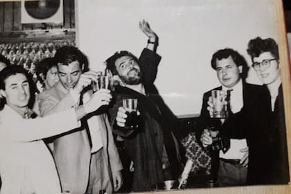 Lalo Mir disfrutando una de las noches en La Casona, junto a Caldeiro. En el extremo derecho, Pipo Cipolatti.