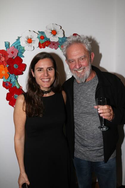 Lalo Mir junto a Natalia Grobocopatel, directora de la galería