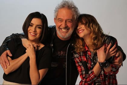 Lalo Mir, junto a Paola Barrientos y Celeste Cid, sus dos hijas en la ficción