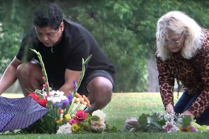 Lalo y María Rosa Maradona, hermanos de Diego, también le llevaron flores.