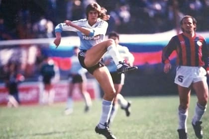 Lamadrid tiene una carrera futbolística de 15 años, que incluyen su paso por Racing