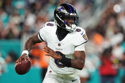 Lamar Jackson vuelve con 4 pases de anotación y Ravens aplasta 28-6 a Dolphins