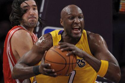 Lamar Odom, de Los Angeles Lakers, enfrentando a Scola en 2009