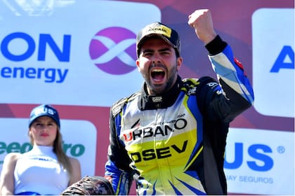 Lambiris, en lo más alto; el piloto de Montevideo dominó ampliamente la final