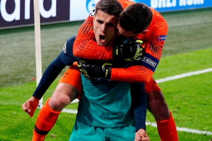 Lamela se arrodilla en el festejo de la clasificación, mientras lo abraza Lloris, el arquero y capitán de Tottenham.