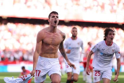 Lamela se quita la camiseta en el eufórico festejo de su gol, el del triunfo de Sevilla