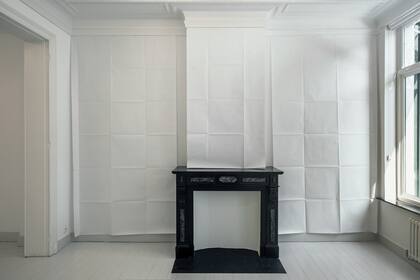 Lamelas acaba de inaugurar Arquitectura nómade, con una hoja que viajó de la pared de una galería en Bruselas y a una en Buenos Aires