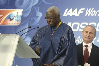 Lamine Diack renunció a su cargo en el COI
