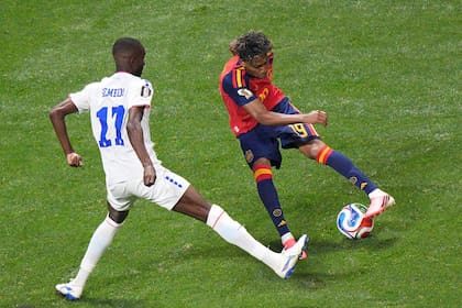 Lamine Yamal controla la pelota ante Willy Semedo, de Cabo Verde: la figura de España podría haber jugado para Guinea Ecuatorial o Marruecos, también