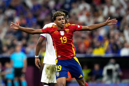 Lamine Yamal, de tan solo 17 años, es uno de los nominados más jóvenes en la historia del Balón de Oro