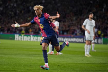 Lamine Yamal, del Barcelona, festeja tras anotar ante el Inter en la ida de las semifinales de la Liga de Campeones, el miércoles 30 de abril de 2025 (AP Foto/Emilio Morenatti)