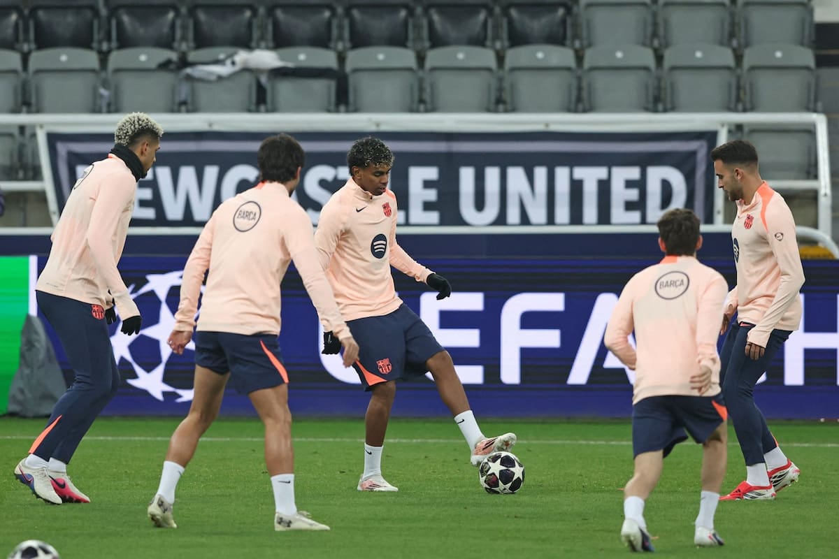 Lamine Yamal, durante la práctica de Barcelona en el estadio de Newcastle