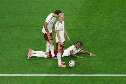 Lamine Yamal, en el suelo, Dani Olmo y Mikel Oyarzabal, tres jugadores vitales para el equipo de Luis de la Fuente. Kevin C. Cox/Getty Images/AFP (Photo by Kevin C. Cox / GETTY IMAGES NORTH AMERICA / Getty Images via AFP)