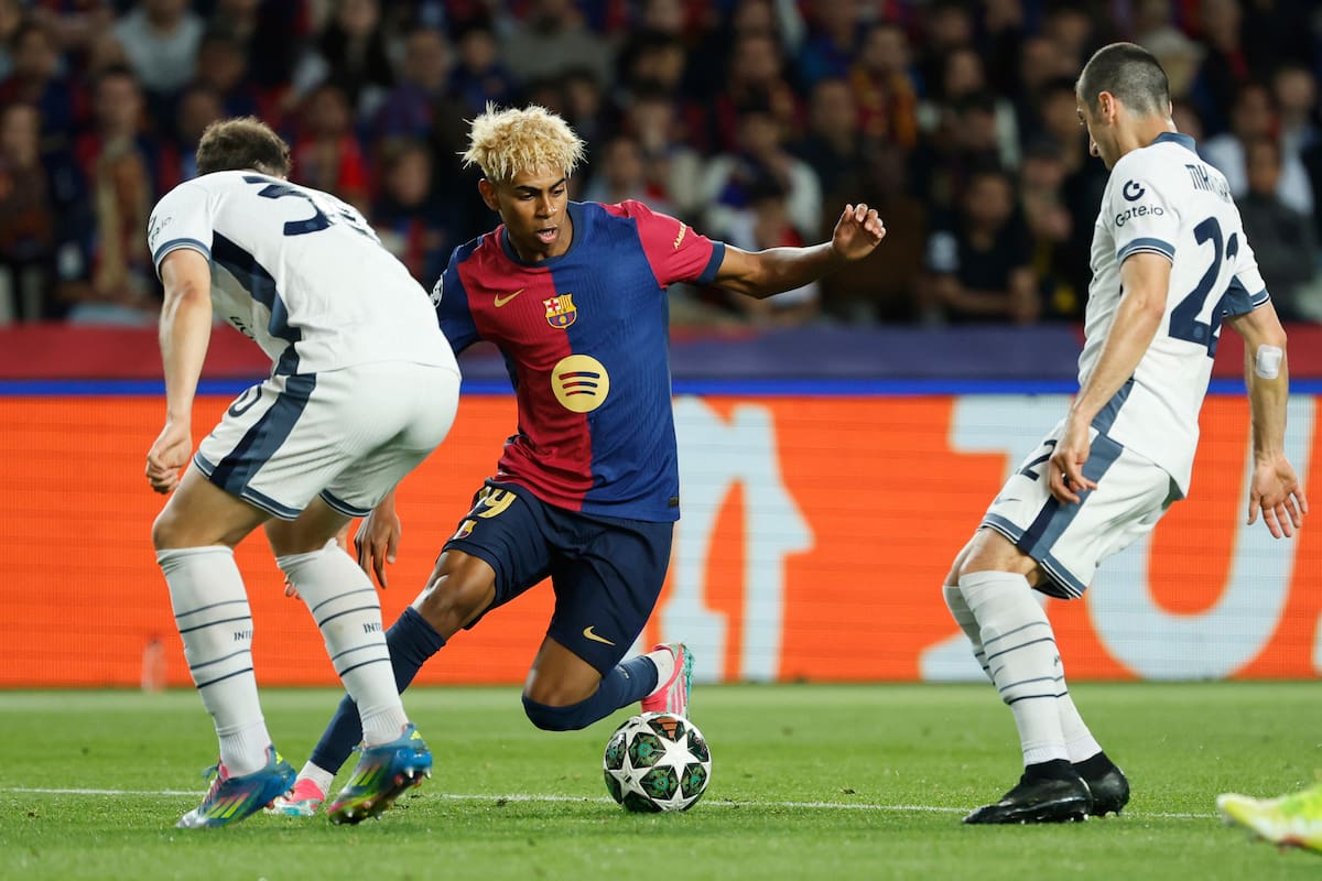 Lamine Yamal intenta meterse entre Dimarco y Mkhitaryan; el crack juvenil marcó un golazo y fue una de las figuras de un choque de alto vuelo. (AP Foto/Joan Monfort)