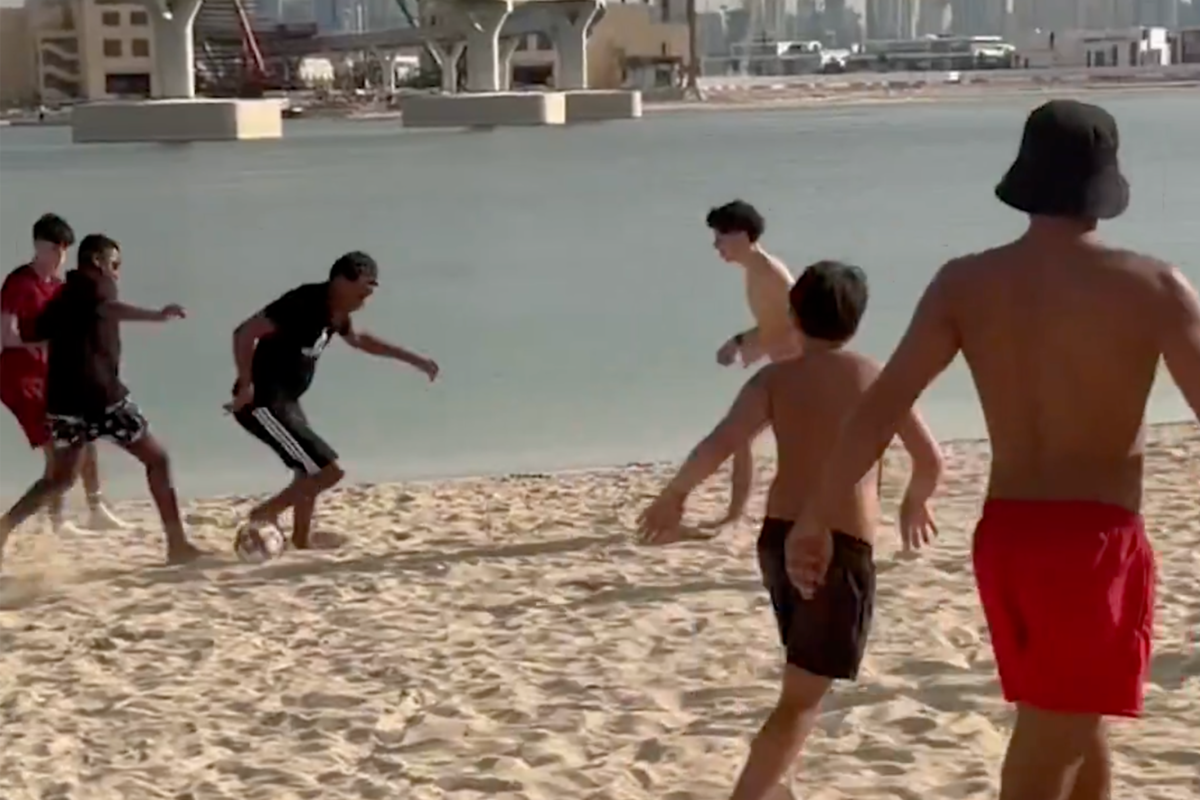 Lamine Yamal juega espontáneamente con chicos en una playa de Dubái, donde pasa unas cortas vacaciones.