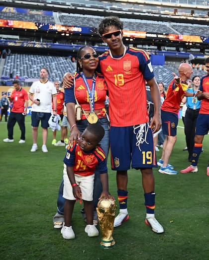 Lamine Yamal junto a su madre y su hermano menor en la final de la Copa del Mundo