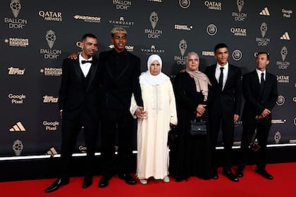 Lamine Yamal, junto a su padre (izquierda) y su familia, en la gala del Balón de Oro
