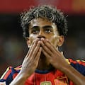 España goleó a Croacia en su regreso a casa, con un recital de Lamine Yamal y otro golazo sobre el final