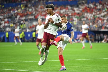 Lamine Yamal recibe el golpe de Lucas Digne, que buscó despejar y terminó impactando al joven español