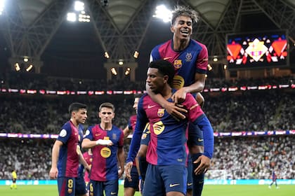 Lamine Yamal se sube a los hombros de Alejandro Balde, autor del cuarto gol de Barcelona