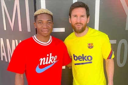 Lamisha Musonda, en un encuentro con Lionel Messi, cuando el argentino aún estaba en Barcelona