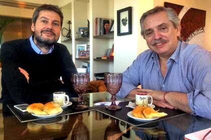 Lammens y Fernández, ayer, en el departamento del postulante presidencial al anunciar la candidatura